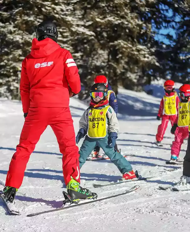 Moniteur ESF encadrant un groupe d’élèves en stage collectif sur la piste indoor