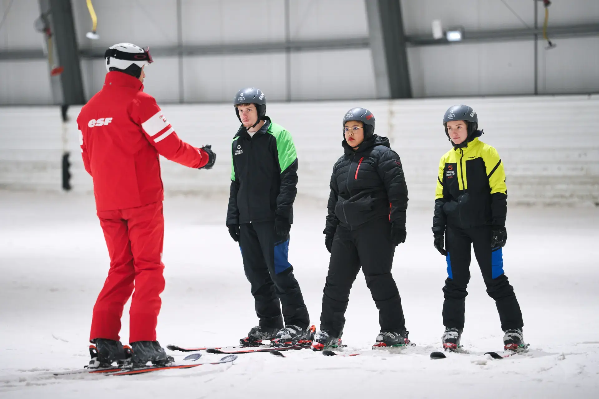 Moniteur ESF entouré de ses élèves sur la piste de ski indoor d’Amnéville