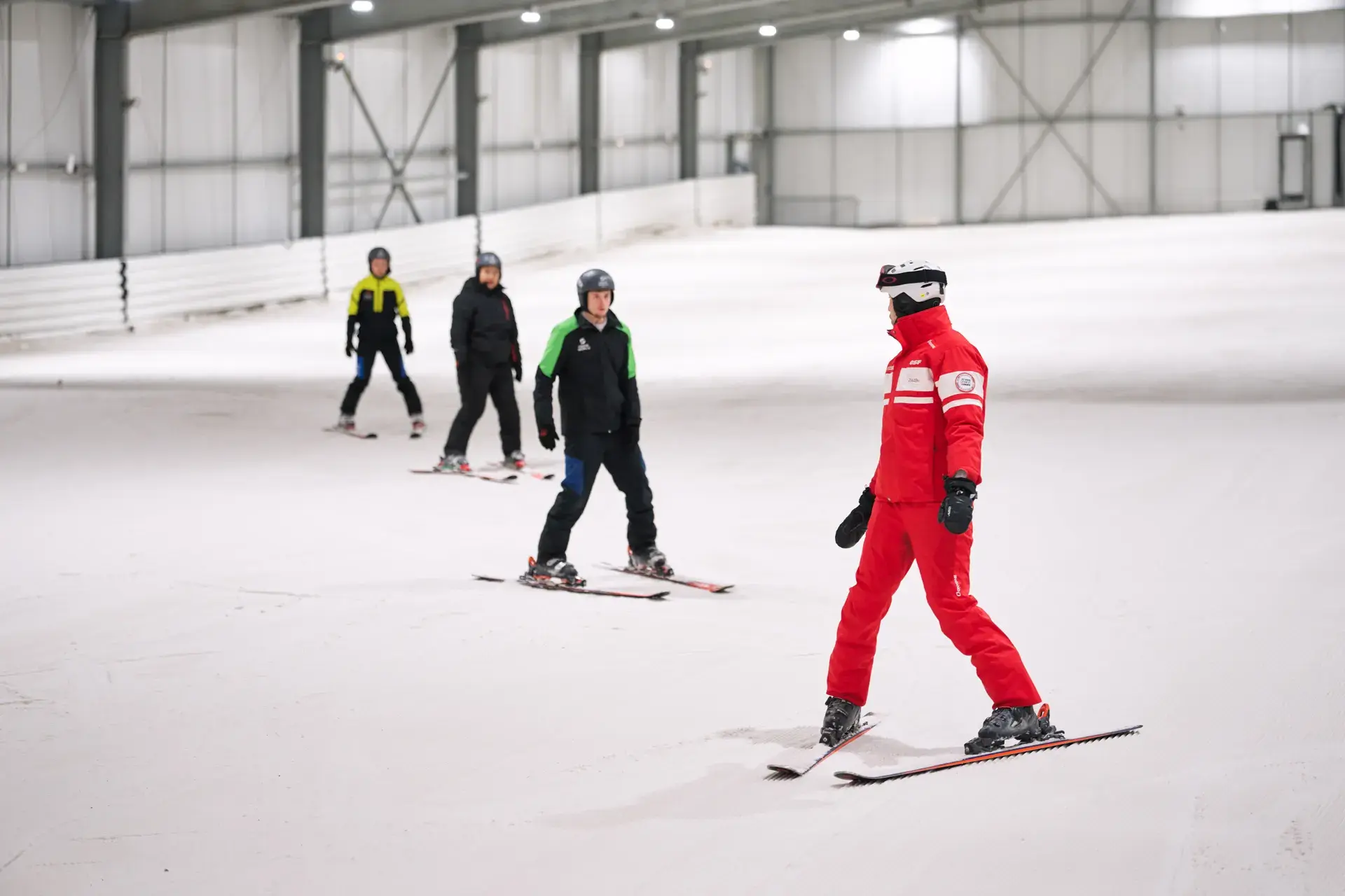 Moniteur ESF évoluant sur la piste de ski indoor d’Amnéville