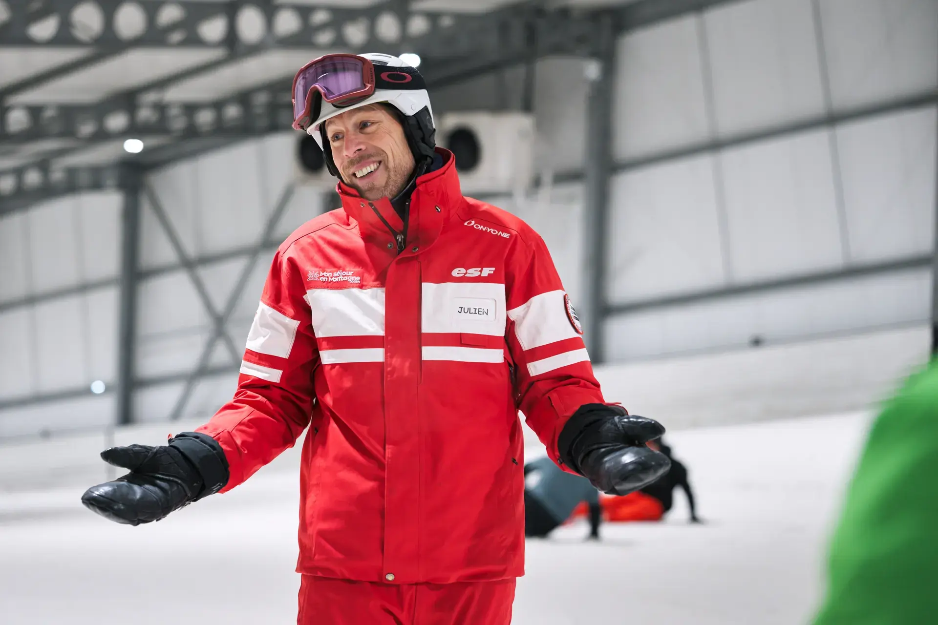 Moniteur ESF souriant sur la piste de ski indoor d’Amnéville