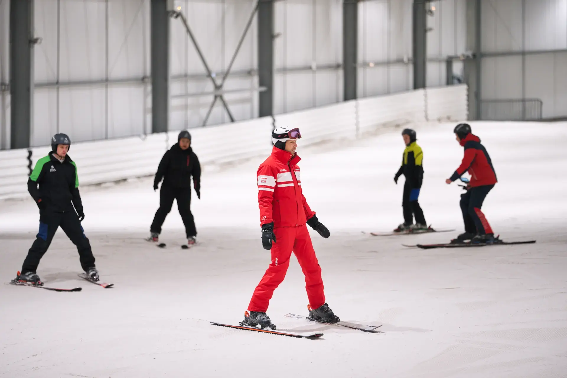 Cours collectif encadré par un moniteur ESF sur la piste de ski indoor d’Amnéville